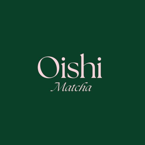 Logo avec écrit "Oishi Matcha" en rose sur fond vert.