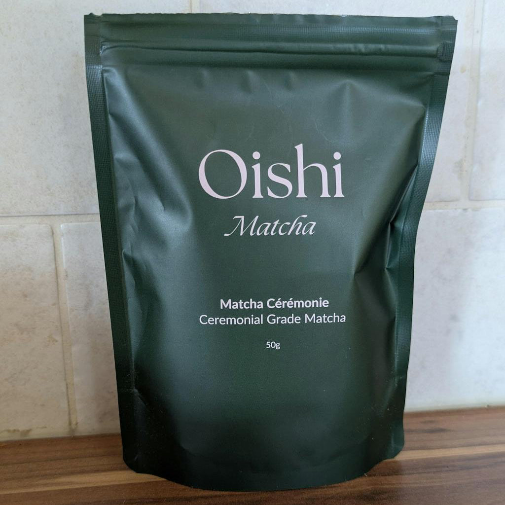 Sachet Oishi Matcha 50g sur table en vois