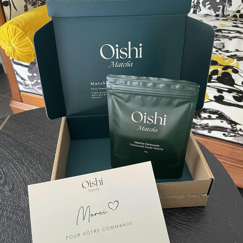 Boite Oishi Matcha ouverte avec carte de remerciement et sachet de 50g