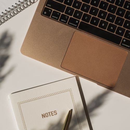 MacBook rose gold avec cahier de notes