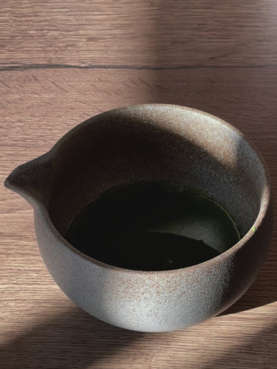 Matcha latte fouetté dans un bol